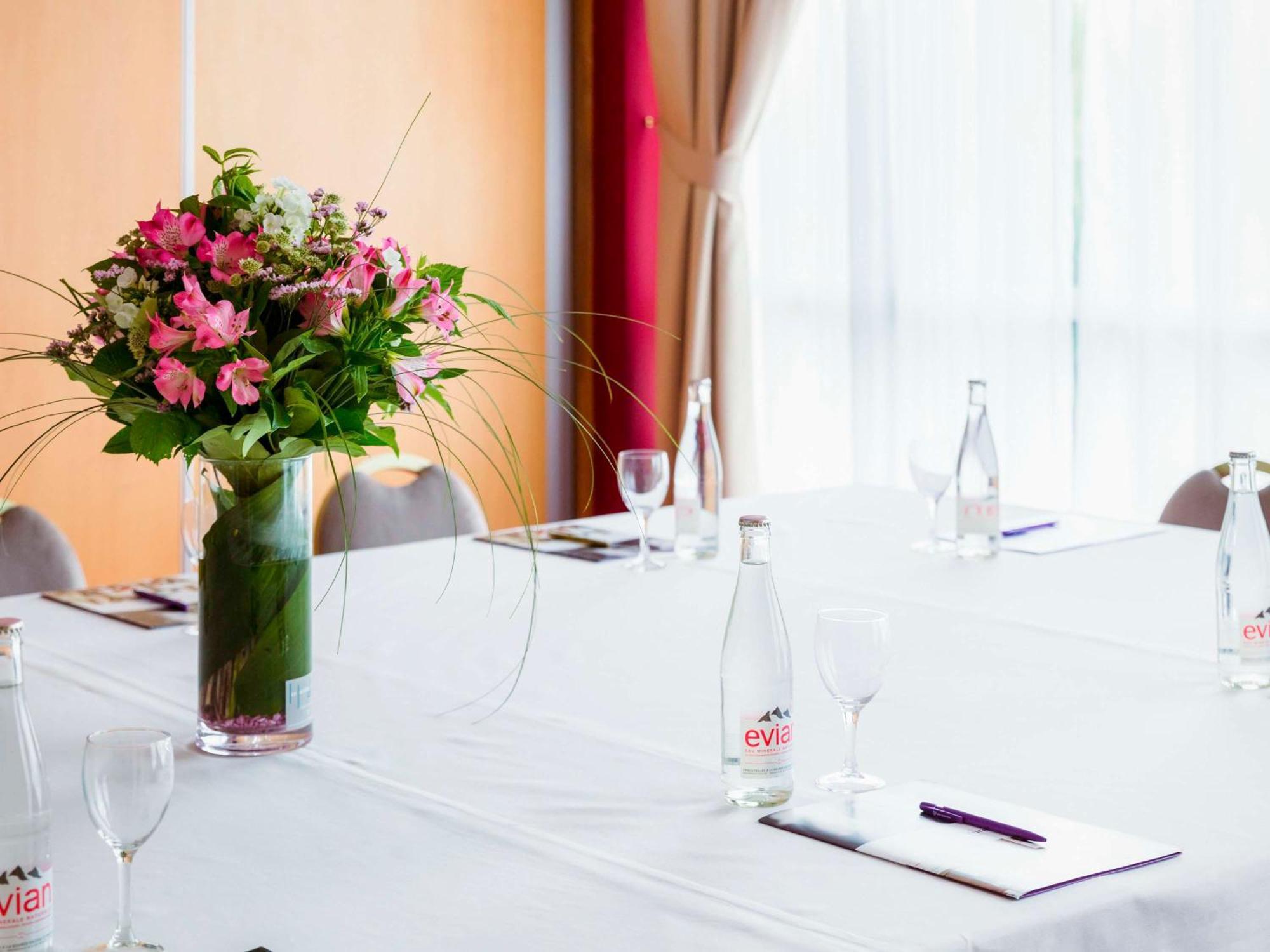 Mercure Nevers Pont De Loire Bagian luar foto