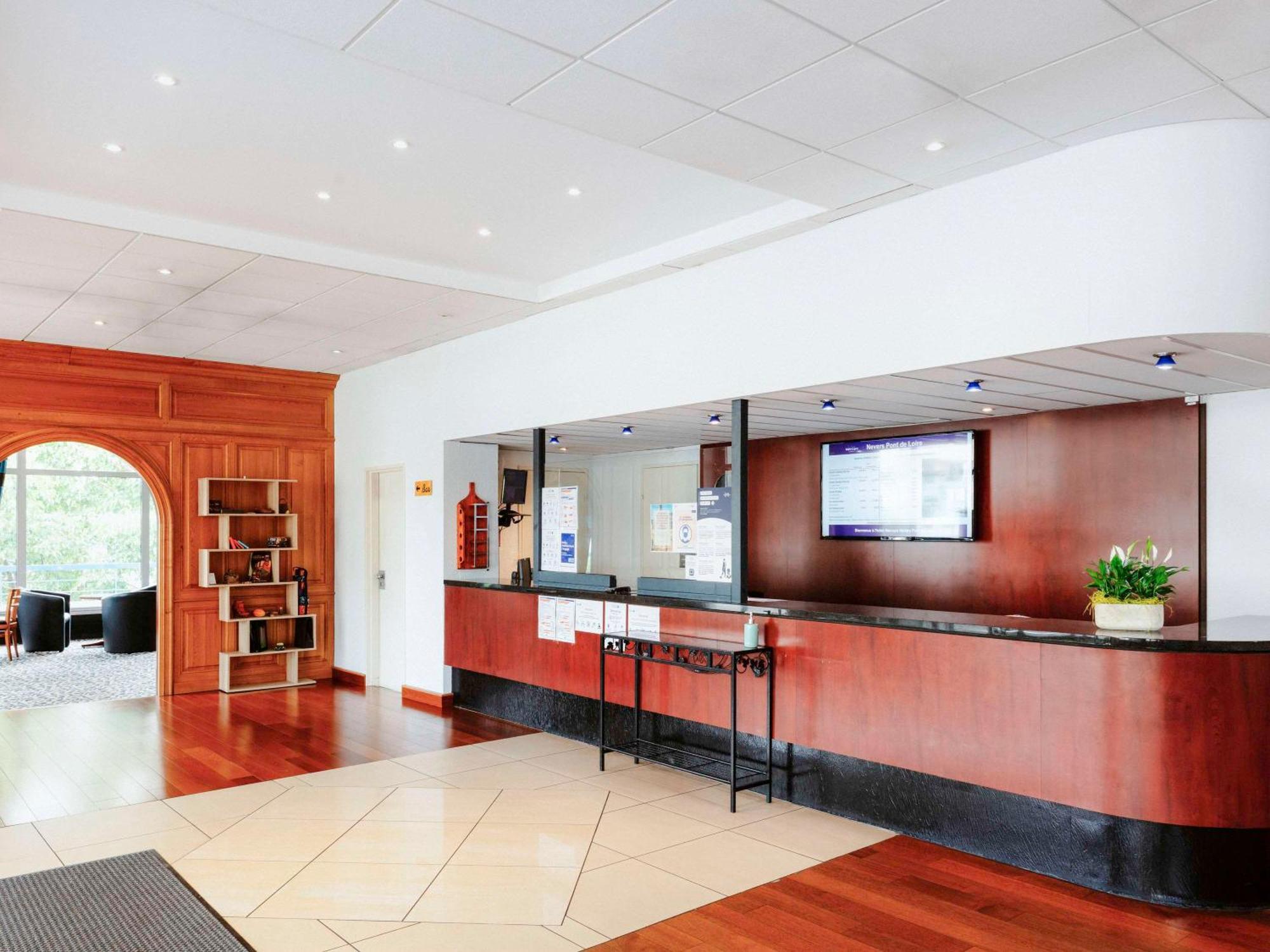 Mercure Nevers Pont De Loire Bagian luar foto