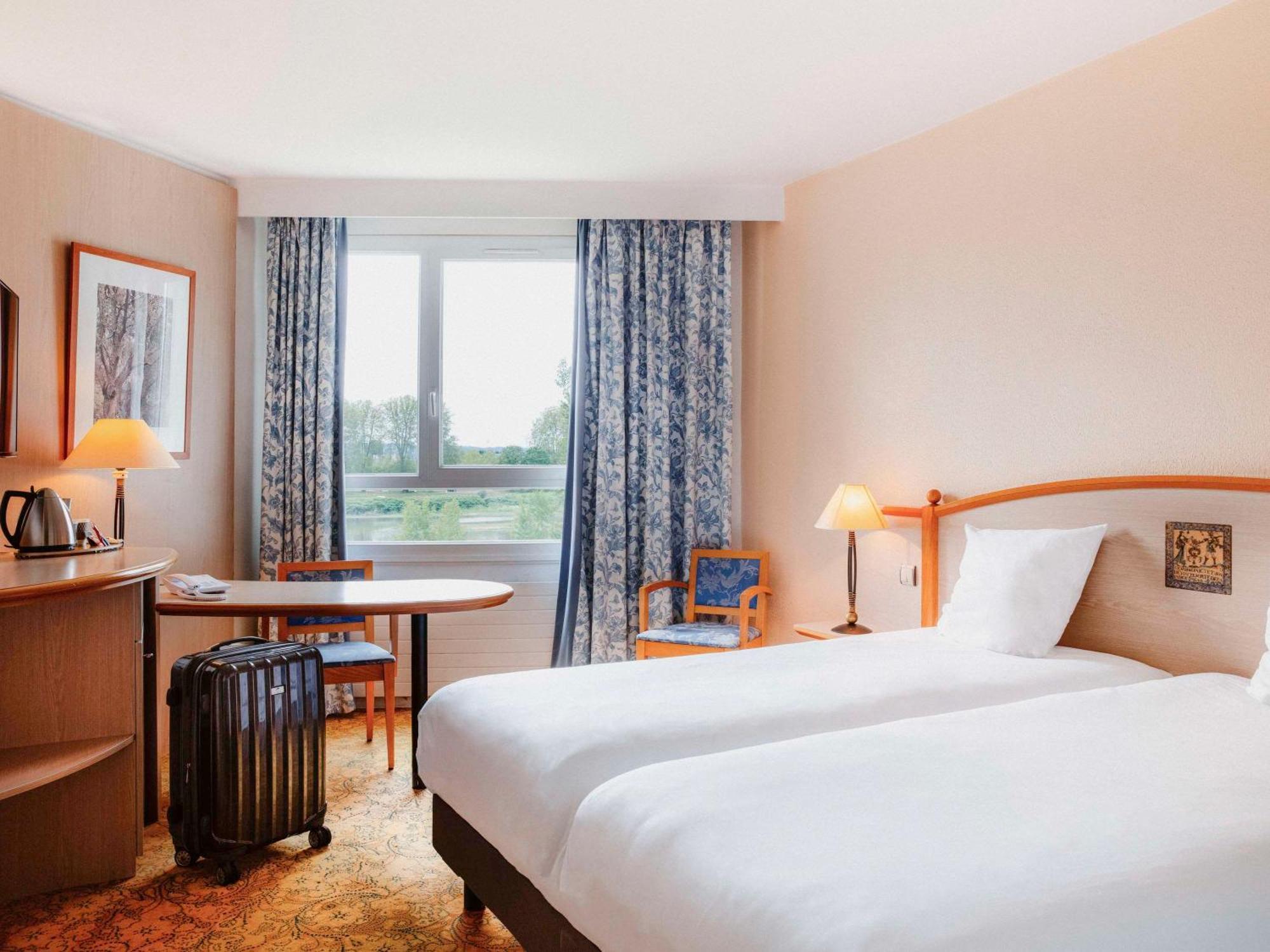 Mercure Nevers Pont De Loire Bagian luar foto